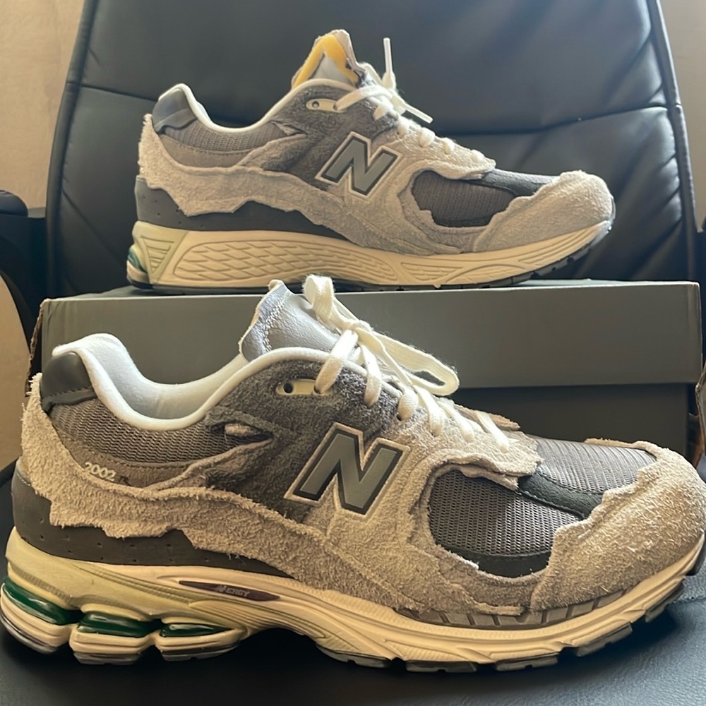 New Balance 2002R Protection Pack Cloud
Gray Sneakers